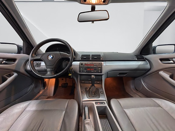 BMW 320i 12 of 16