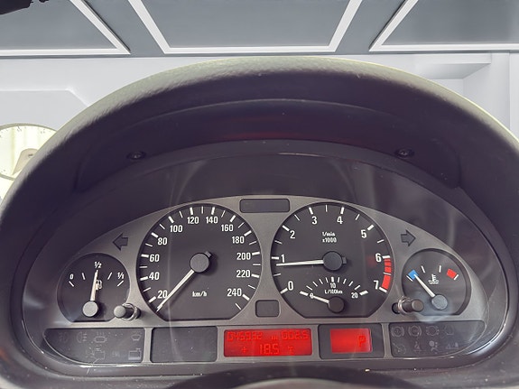 BMW 320i 13 of 16