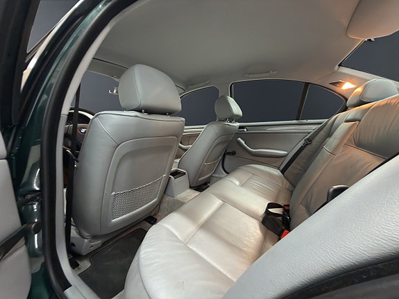 BMW 320i 10 of 16