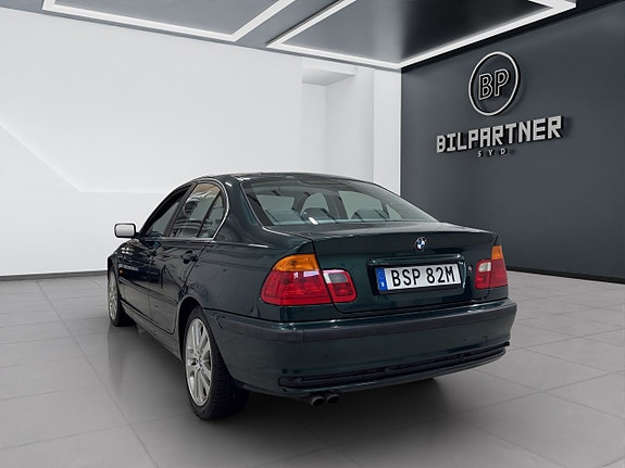 BMW 320i 7 of 16