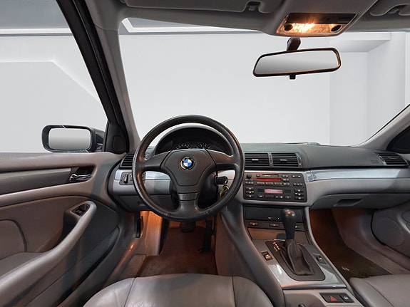 BMW 320i 11 of 16