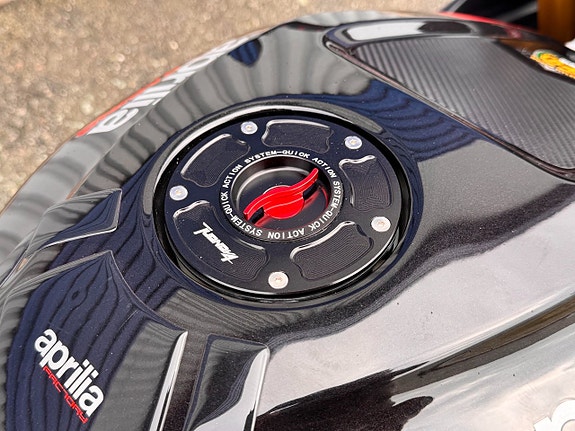 Aprilia TUONO 1100 V4 FACTORY 4 of 9