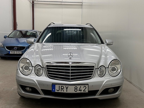 Mercedes-Benz E220 3 of 5