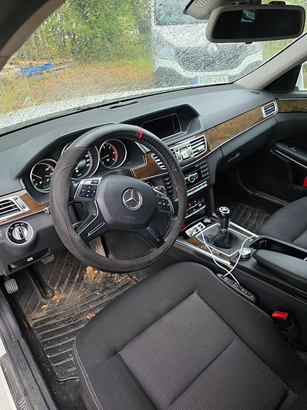 Mercedes-Benz E220 3 of 6
