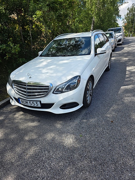 Mercedes-Benz E220 2 of 6
