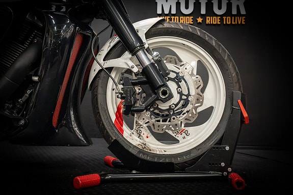 Suzuki Intruder M1800R *300 mm bakdäck* 14 of 20