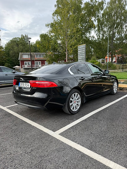 Jaguar XE 2 of 7
