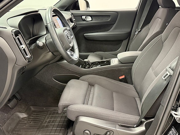 Volvo XC40 5 of 26