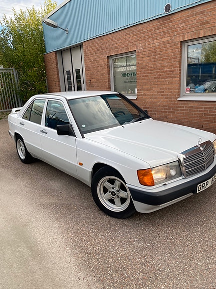Mercedes-Benz 190 E 2 of 7