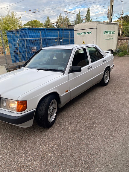 Mercedes-Benz 190 E 3 of 7