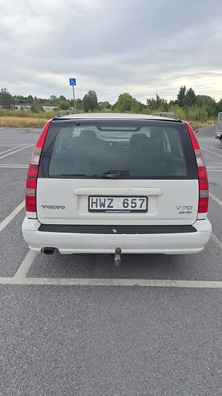 Volvo V70 4 of 5