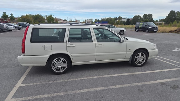 Volvo V70 2 of 5