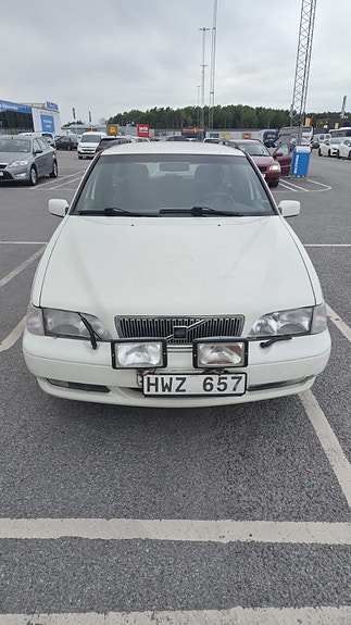 Volvo V70 3 of 5