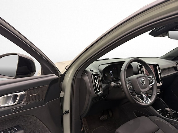 Volvo XC40 10 of 30