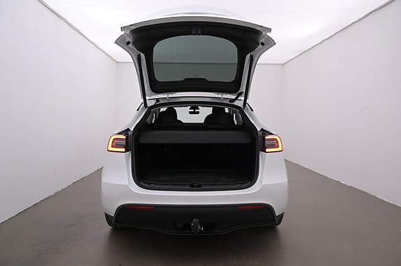 Tesla Model Y 22 of 27