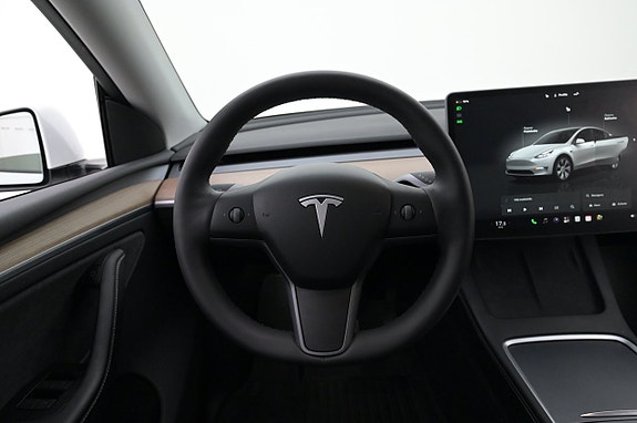 Tesla Model Y 7 of 27