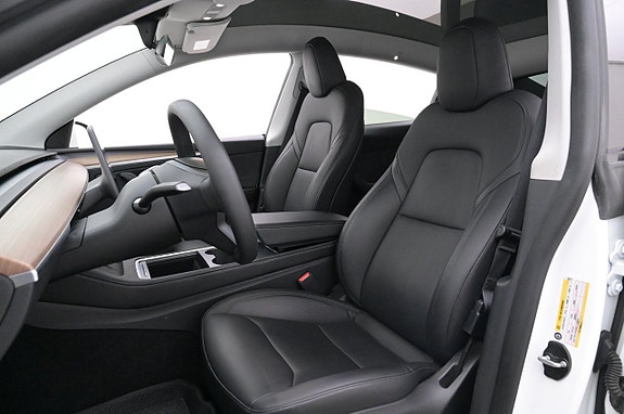 Tesla Model Y 9 of 27