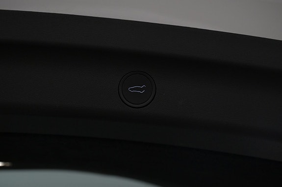 Tesla Model Y 23 of 27