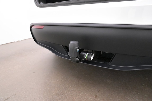 Tesla Model Y 25 of 27