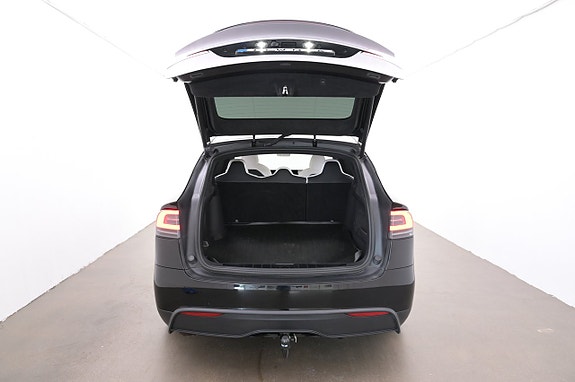 Tesla Model X 21 of 27