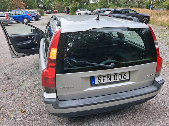 Volvo V70 3 of 5