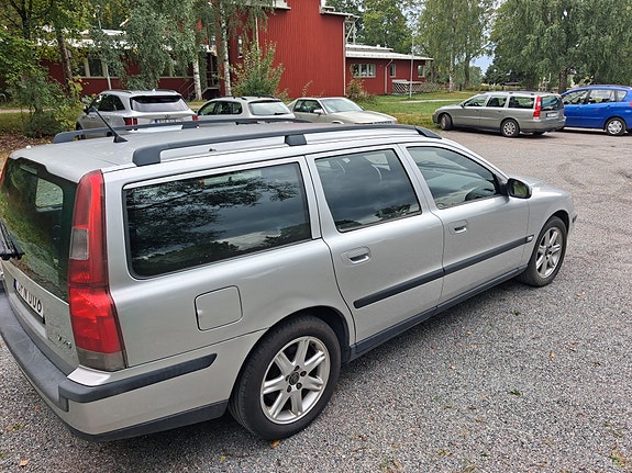Volvo V70 2 of 5