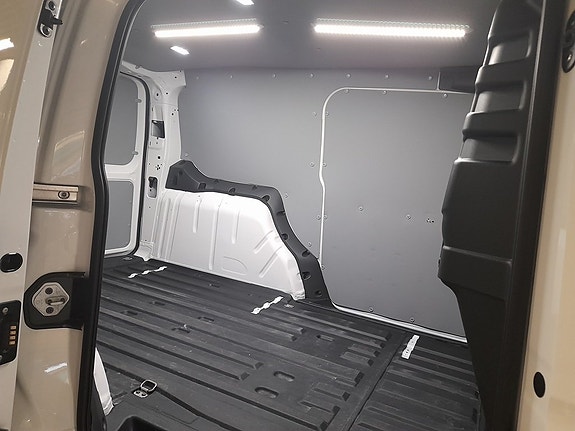 Volkswagen Caddy Maxi 6 of 13