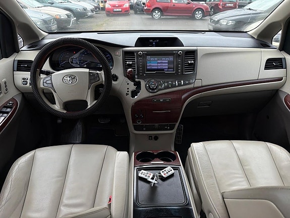 Toyota Sienna 15 of 30