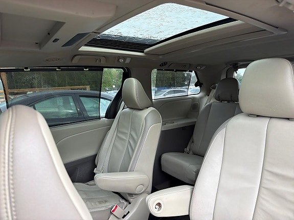 Toyota Sienna 26 of 30