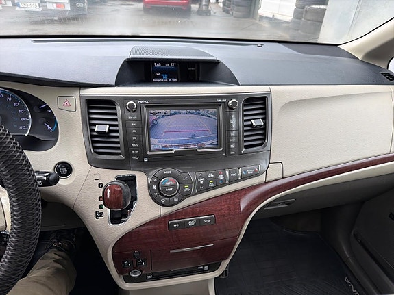 Toyota Sienna 10 of 30