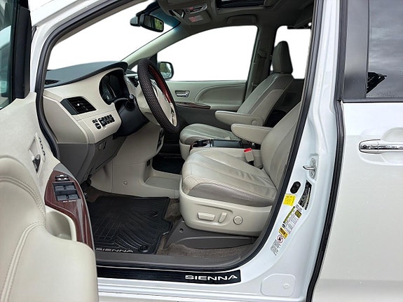 Toyota Sienna 13 of 30