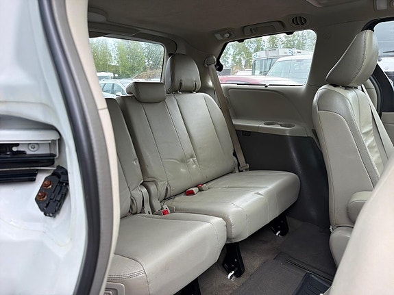 Toyota Sienna 25 of 30