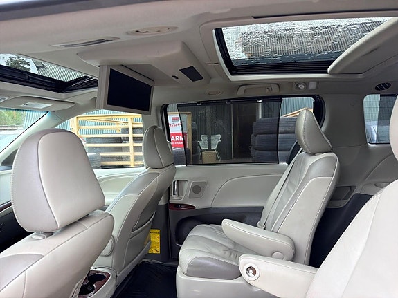 Toyota Sienna 28 of 30