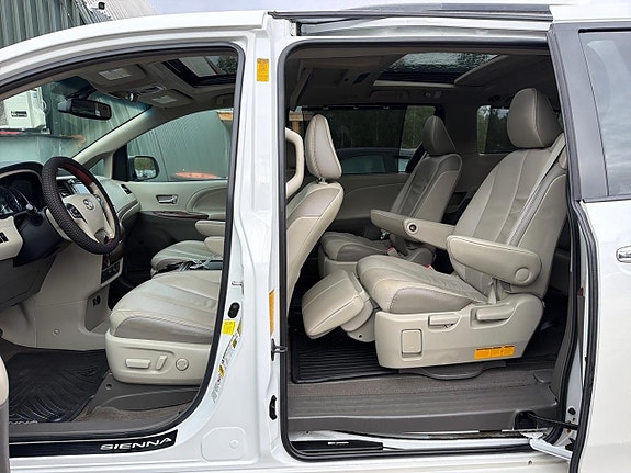 Toyota Sienna 12 of 30