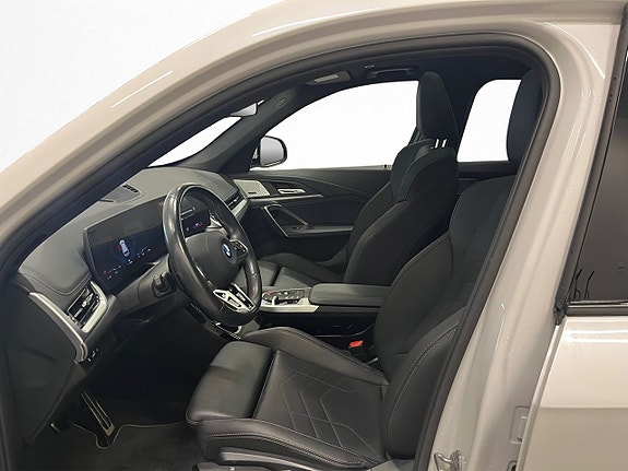 BMW iX1 10 of 26