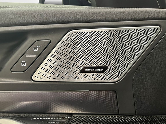BMW iX1 11 of 26