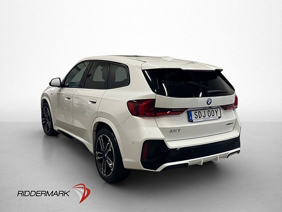 BMW iX1 5 of 26
