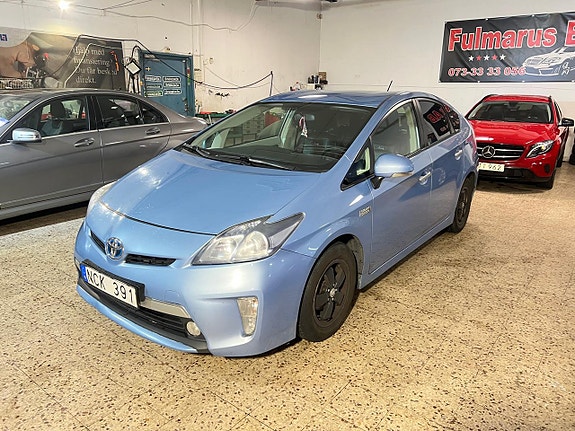 Toyota Prius Plug-in Hybrid 3 of 12