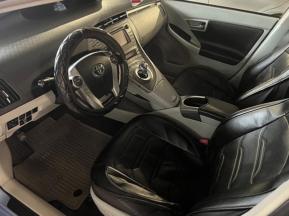 Toyota Prius Plug-in Hybrid 8 of 12