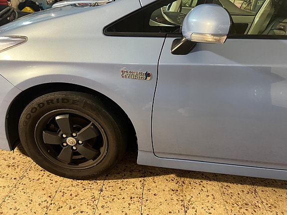 Toyota Prius Plug-in Hybrid 7 of 12
