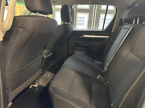 Toyota HiLux 14 of 22