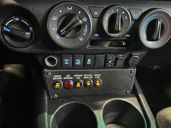 Toyota HiLux 17 of 22