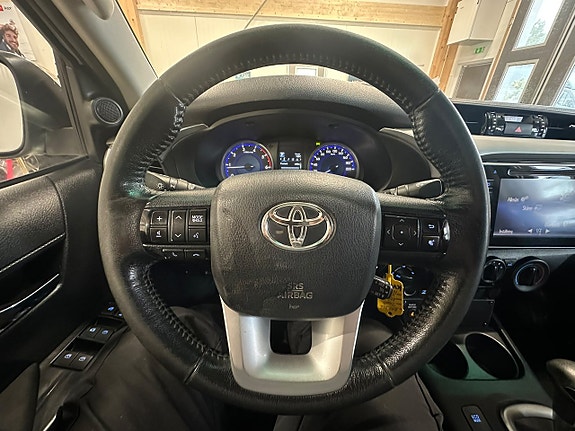 Toyota HiLux 15 of 22