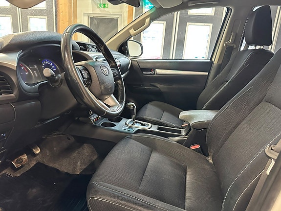 Toyota HiLux 13 of 22