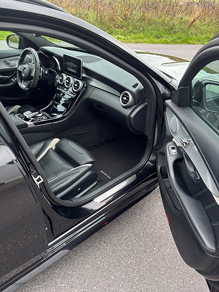Mercedes-Benz C63 10 of 13
