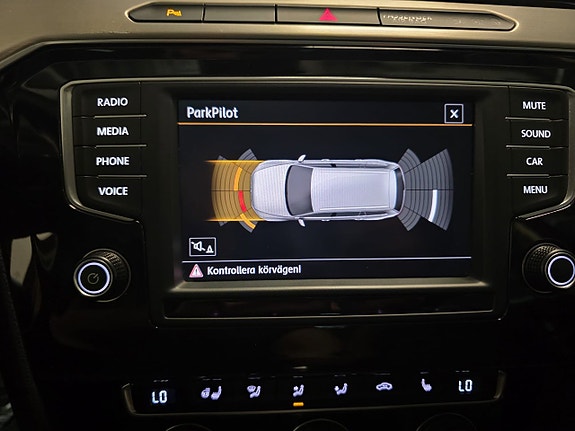 Volkswagen Passat 17 of 25