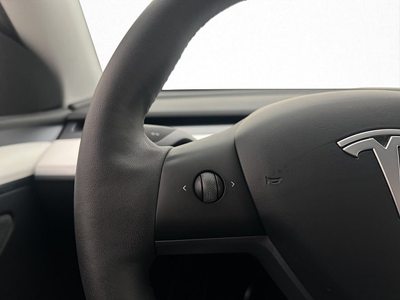 Tesla Model Y 17 of 30