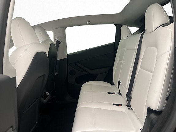 Tesla Model Y 27 of 30