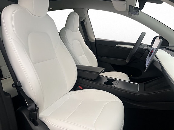 Tesla Model Y 28 of 30