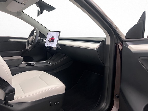 Tesla Model Y 29 of 30